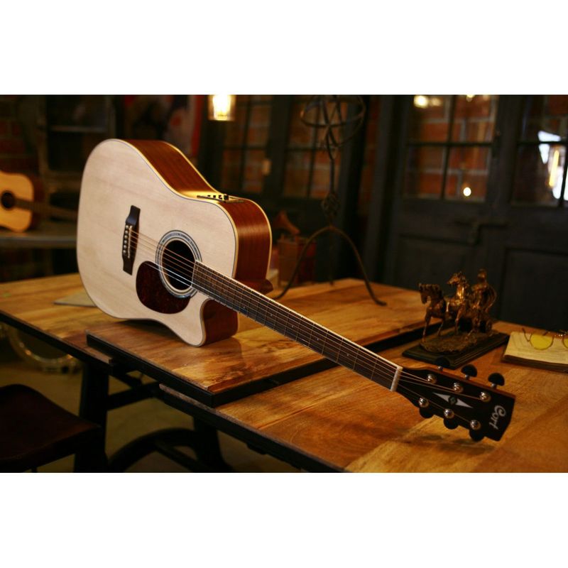 Cort MR710F NAT Westerngitar med pickup